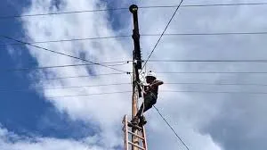 Kabel PLN Terlepas di Grogol Kediri Berhasil Diperbaiki Setelah Aduan Warga Ditindak Lanjuti Media Group indonesia Dengan kedatangan Langsung Kabiro Kediri Kota