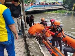 Remaja Santri Hilang Terbawa Arus Sungai Kapasan, Sidoarjo