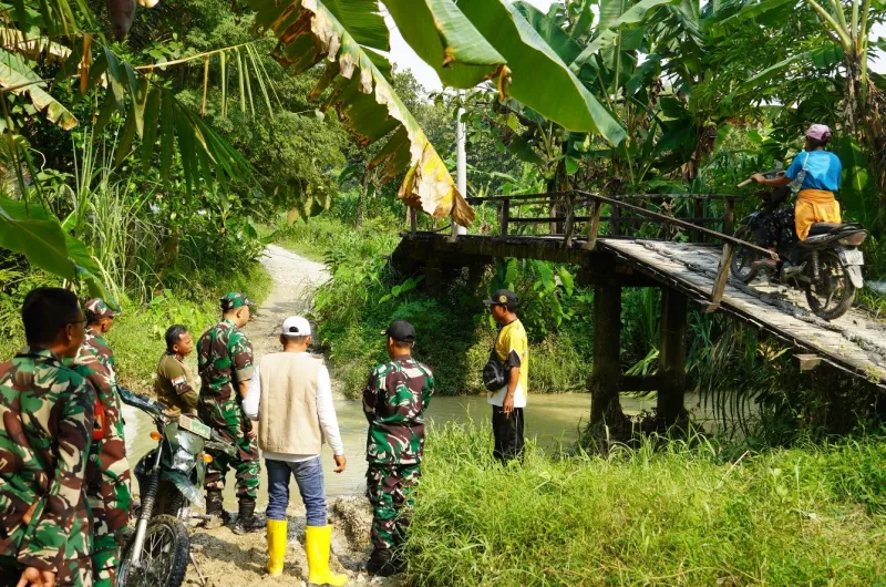 Dandim Bojonegoro Tinjau Lokasi Pembangunan Jembatan Beton di Desa Napis